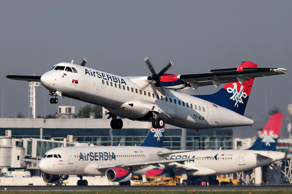 Pritisak troškova tera aviokompanije na rezove — Air Serbia ide u suprotnom smeru
